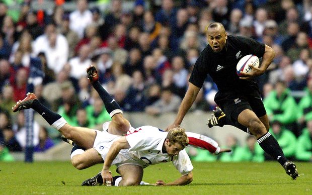 eight_col_Jonah_Lomu_in_a_typical_barnstorming_run_against_England_in_2002