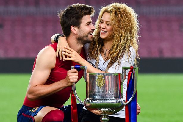 Gerard-Pique-and-Shakira-pose-with-the-Copa-del-Rey-trophy